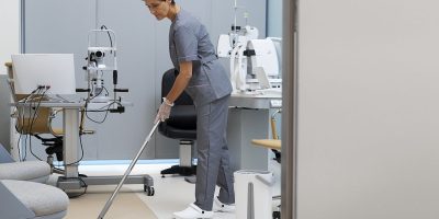 frau-reinigt-augenarztpraxis